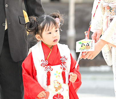 授与品を持つ子供